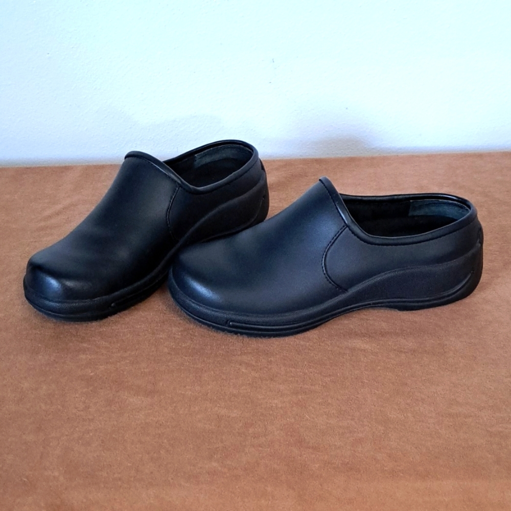 Black Leather Dansko Slip Resistant Shoes size 6